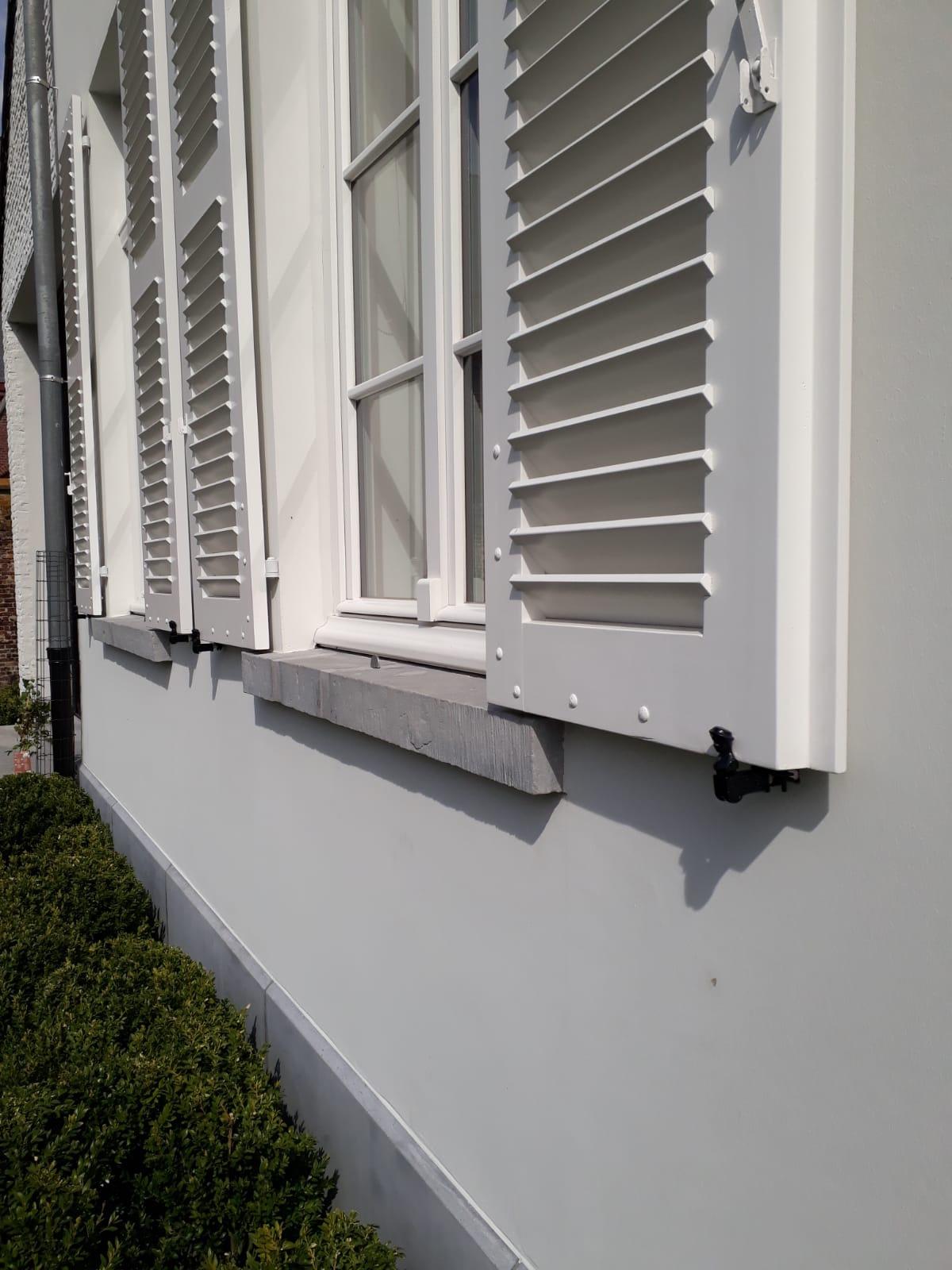 buitenluiken schrijnwerk erfgoed P.NIJS P.NIJS Erfgoed Aannemer, gebouwen die meesterlijk vakmanschap vereisen, uitzonderlijk patrimonium, restauratie en conservatie, dakwerk, metselwerk, schrijnwerk.